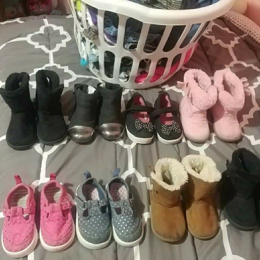 8 pares of baby shoes